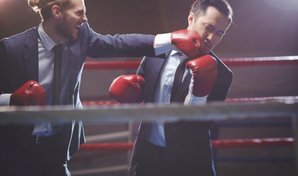 Zwei Männer in Anzug am boxen Realität