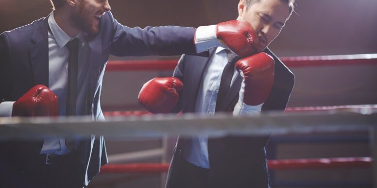Zwei Männer in Anzug am boxen Realität