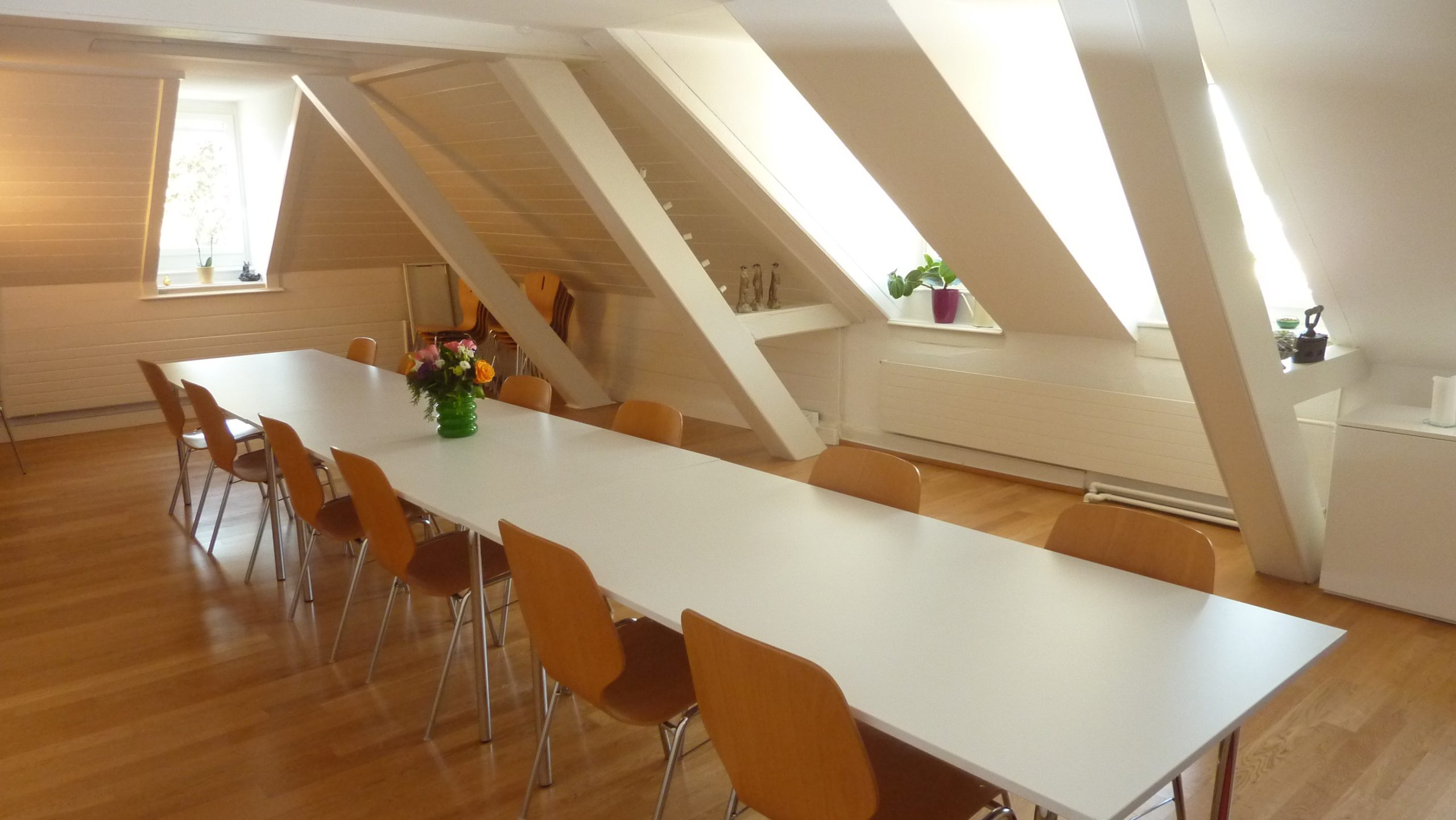 Gruppenraum Sitzungstisch 2 Gruppenraum in Zürich mieten – 40m²