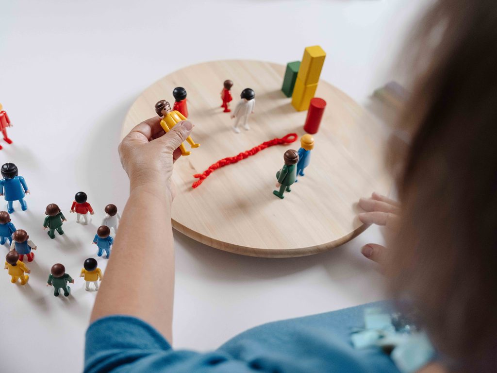 Familienaufstellung mit Figuren. Thema Abgrenzung.